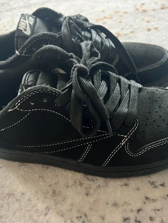 Jordan 1s Low Travis Scott’s - Picture 11 of 11